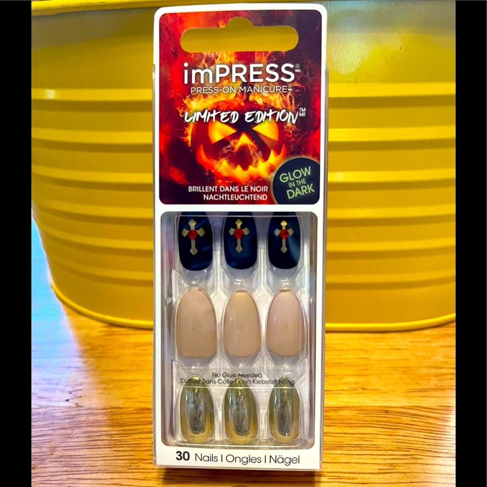 Kiss ImPRESS Limited Edition Press-On Manicure 💅🏻🎃